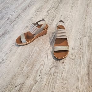 Skechers Luxe Foam strappy wedge comfort sandals silver tan size 8 summer beach
